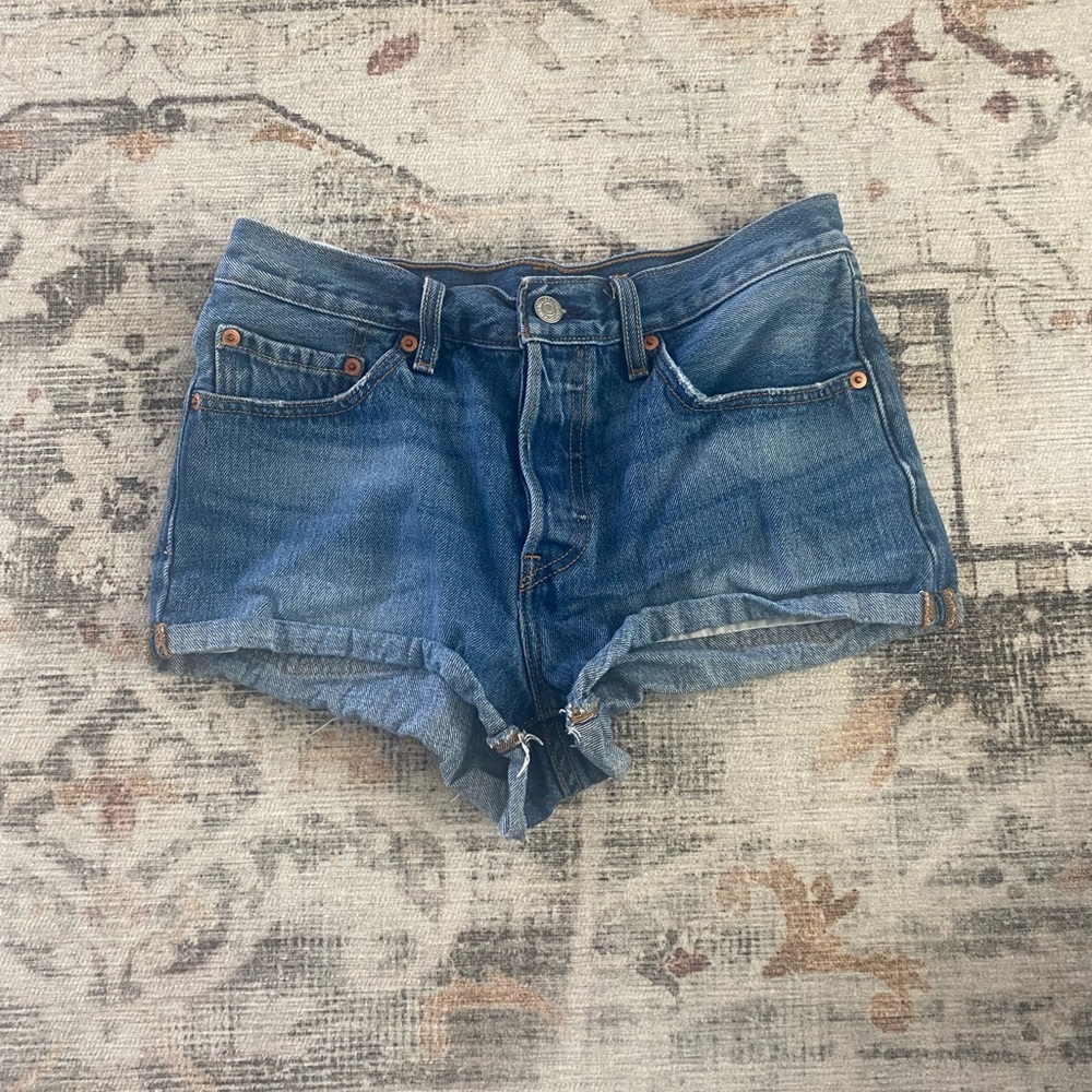 LEVI’S cut off denim shorts
